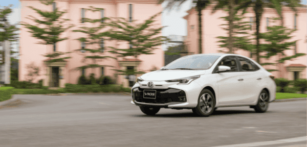Toyota Vios 2025 màu trắng, mẫu xe sedan Toyota 5 chỗ phổ biến.