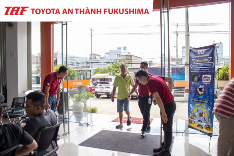 Tư vấn viên Toyota Bình Chánh hỗ trợ khách hàng tại showroom
