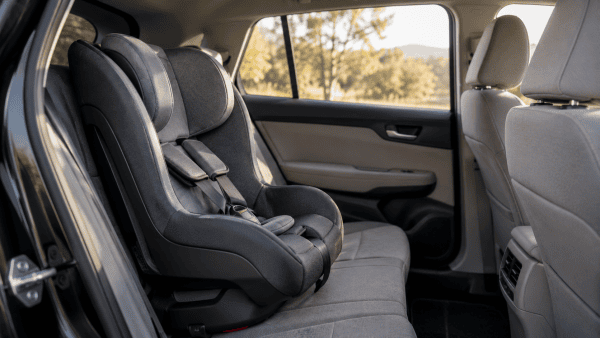 Ghế trẻ em lắp trên hàng ghế sau ô tô bằng ngàm ISOFIX