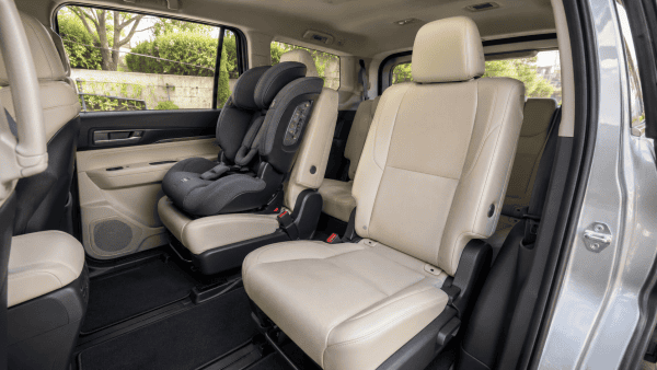 Ghế trẻ em lắp trên hàng ghế thứ hai Toyota Innova Cross