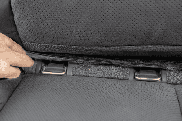 Cận cảnh ngàm ISOFIX ở khe đệm ghế sau ô tô Toyota